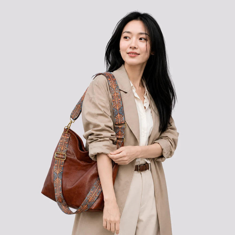 Sac à main Marron — Margaux, porté en studio, cadrage buste