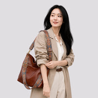 Sac à main Marron — Margaux, porté en studio, cadrage buste