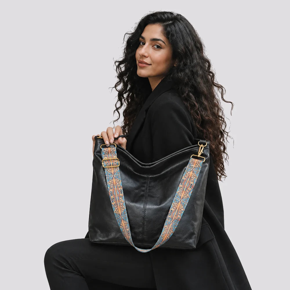 Sac à main Noir — Margaux, porté en studio, cadrage buste