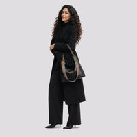 Sac à main Noir — Margaux, porté en studio, plein pied