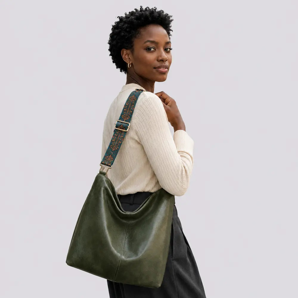 Sac à main Vert kaki — Margaux, porté en studio, cadrage buste