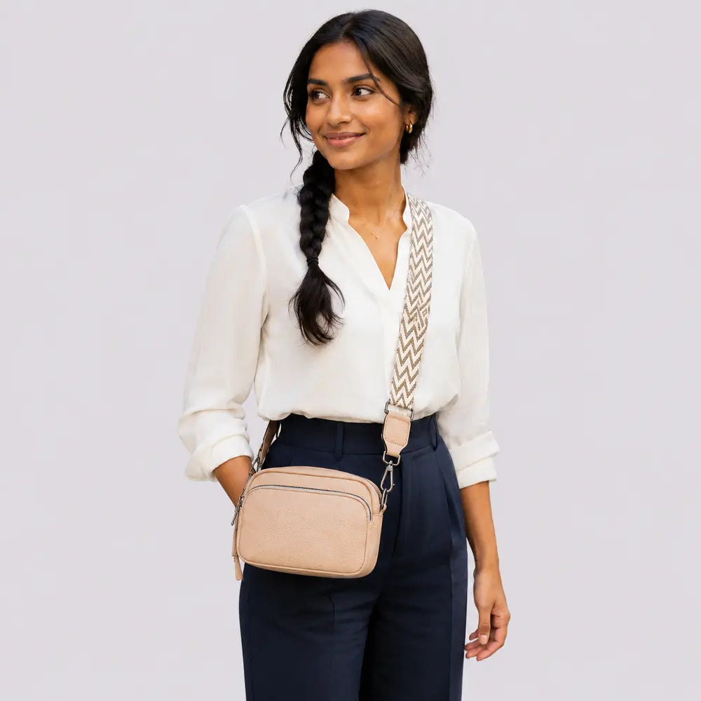 Petit sac à main Beige — Mylène, porté en studio, cadrage buste