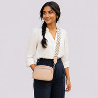 Petit sac à main Beige — Mylène, porté en studio, cadrage buste