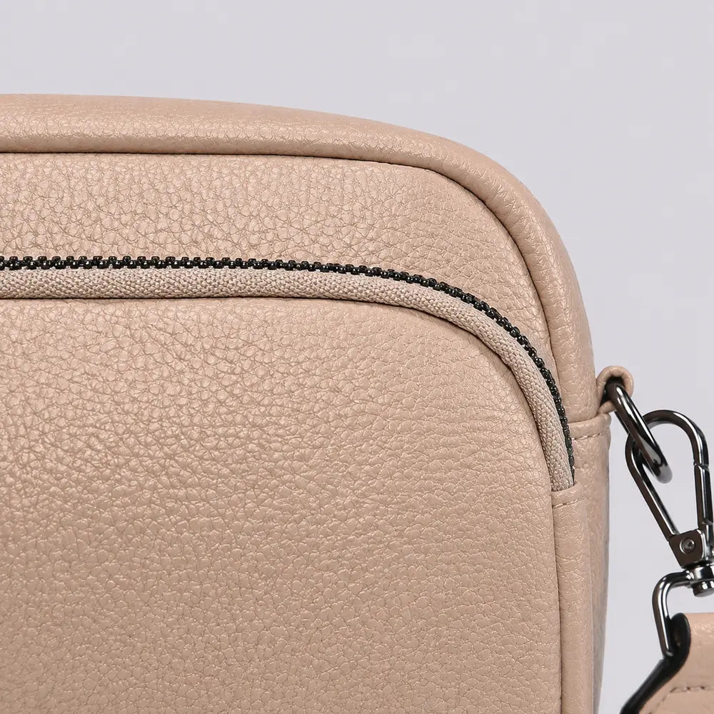 Petit sac à main Beige — Mylène, zoom sur la matière grainée