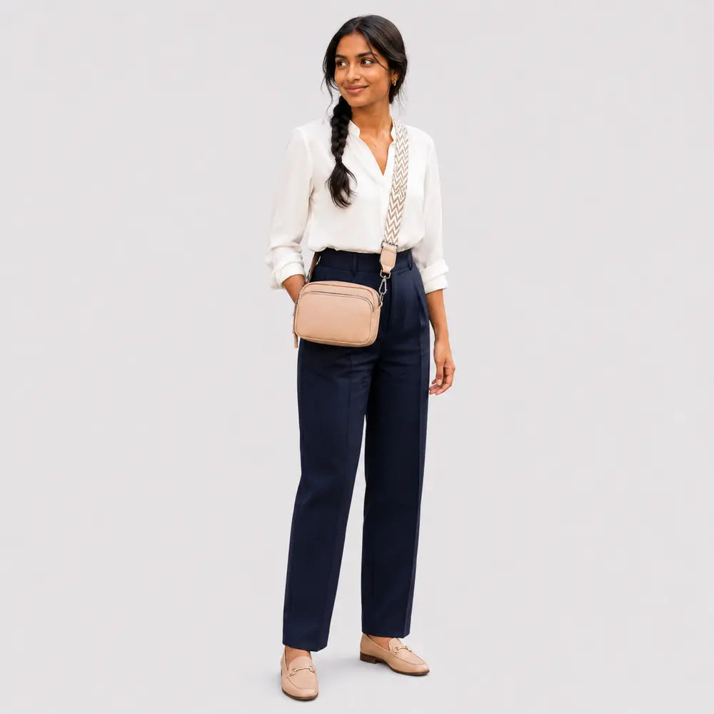 Petit sac à main Beige — Mylène, porté en studio, plein pied