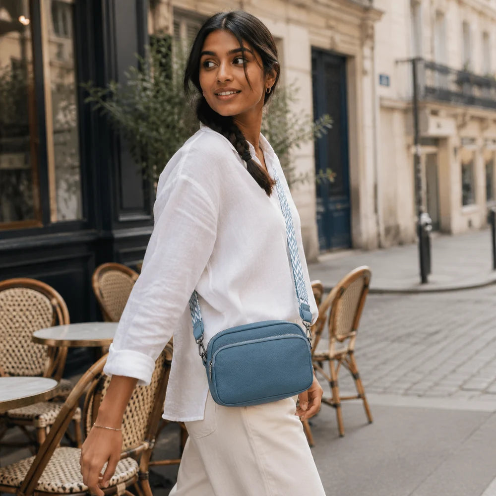 Petit sac à main Bleu — Mylène, porté lifestyle à Paris