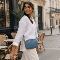 Petit sac à main Bleu — Mylène, porté lifestyle à Paris