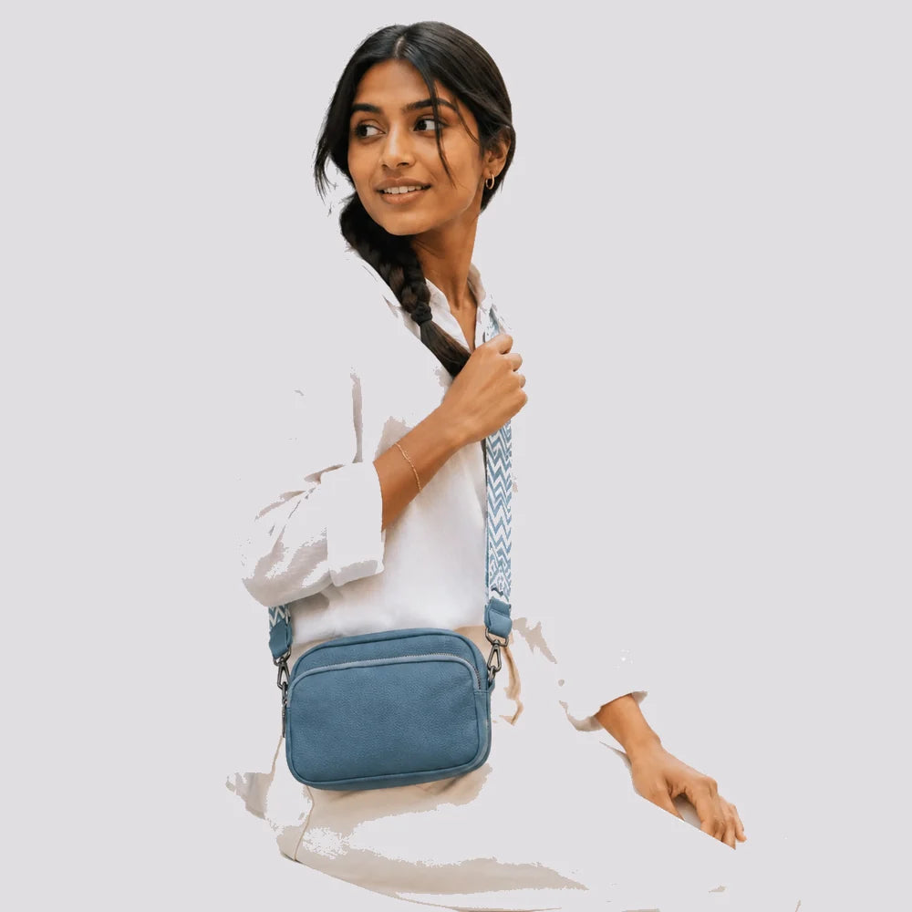 Petit sac à main Bleu — Mylène, porté en studio, cadrage buste