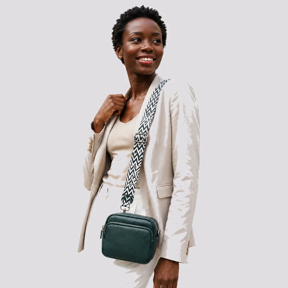 Petit sac à main Vert foncé — Mylène, porté en studio, cadrage buste