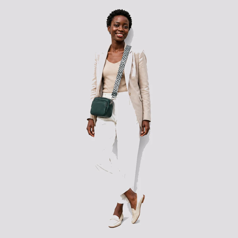 Petit sac à main Vert foncé — Mylène, porté en studio, plein pied