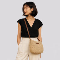 Sac bandoulière en paille Ondine beige porté en studio, vue buste