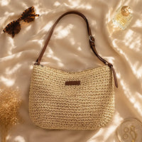 Sac bandoulière en paille Ondine beige en flatlay éditorial