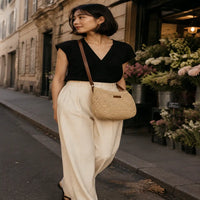 Sac bandoulière en paille Ondine beige porté en lifestyle à Paris