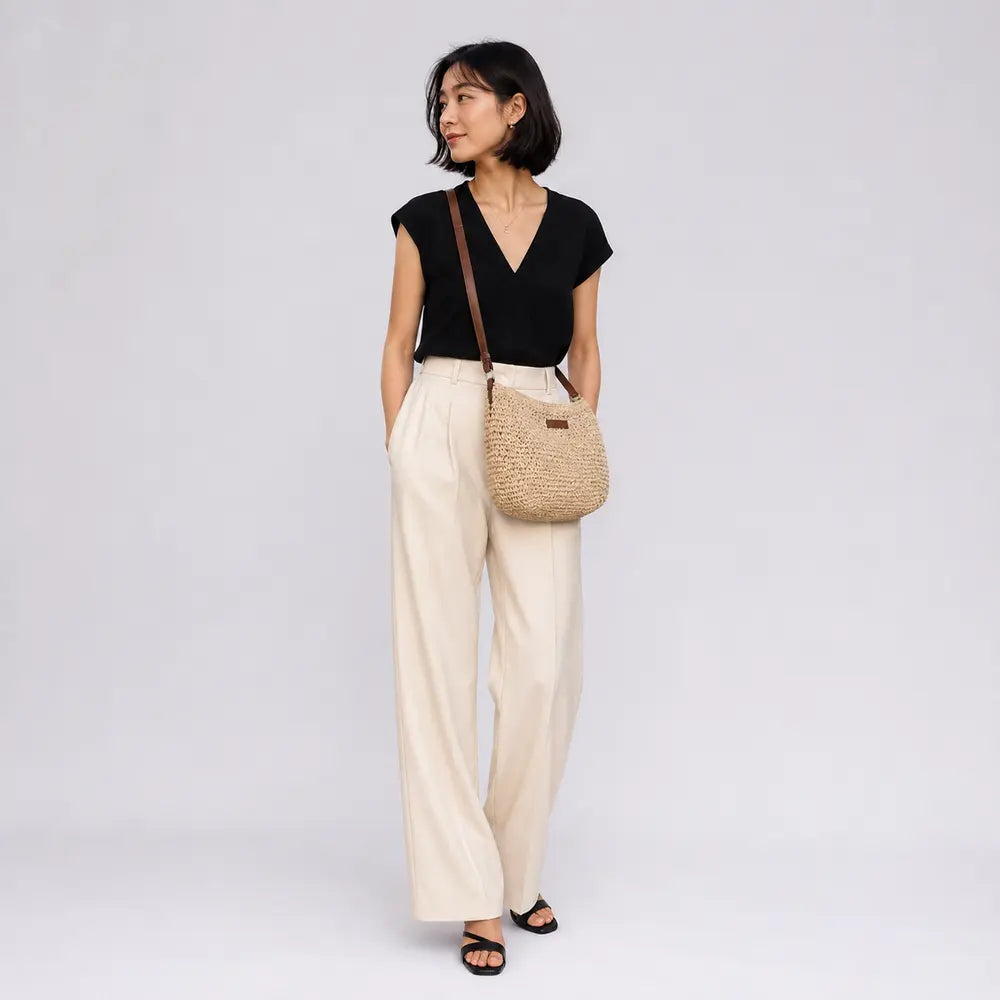 Sac bandoulière en paille Ondine beige porté en studio plein pied