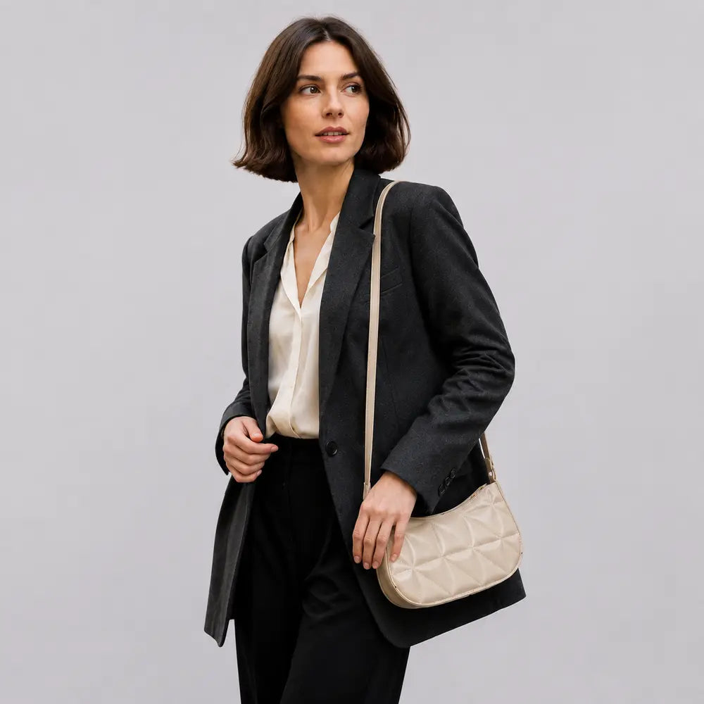 Petit sac à main beige Victoire, porté studio cadrage buste