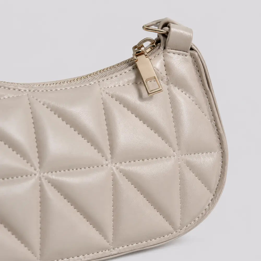 Petit sac à main beige Victoire, zoom sur le détail distinctif et la fermeture