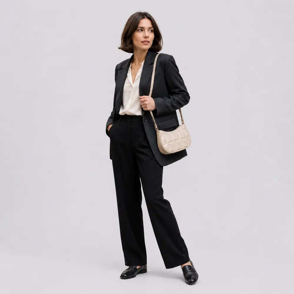 Petit sac à main beige Victoire, porté studio plein pied