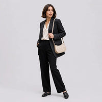 Petit sac à main beige Victoire, porté studio plein pied