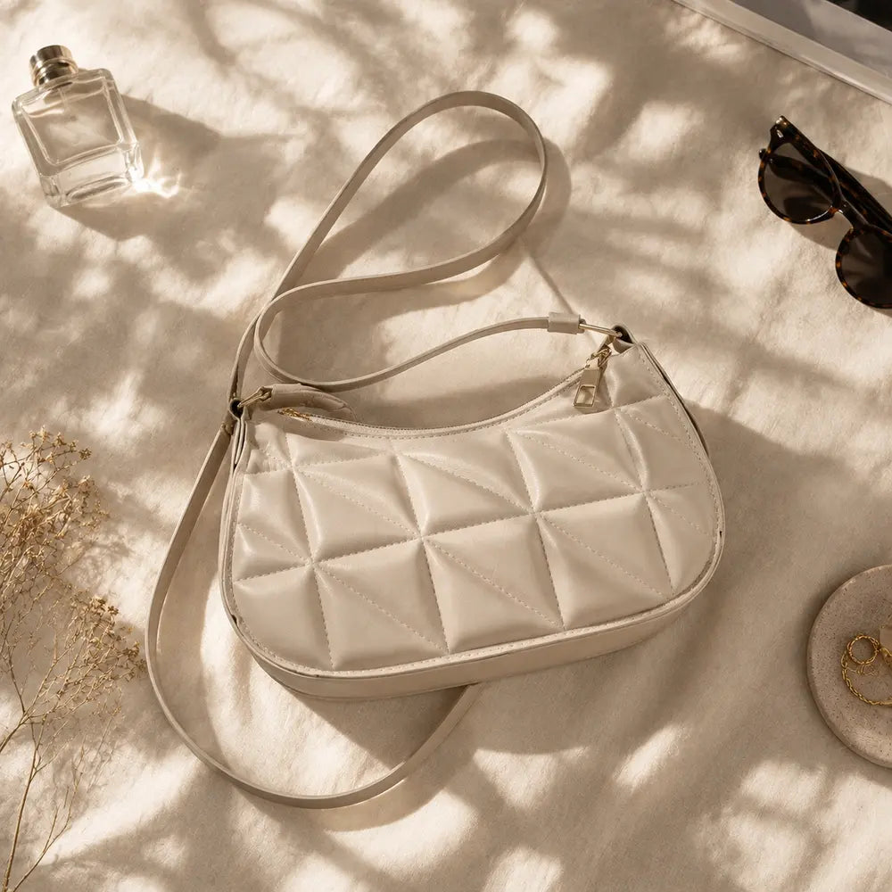 Petit sac à main beige Victoire, flatlay premium sur satin champagne