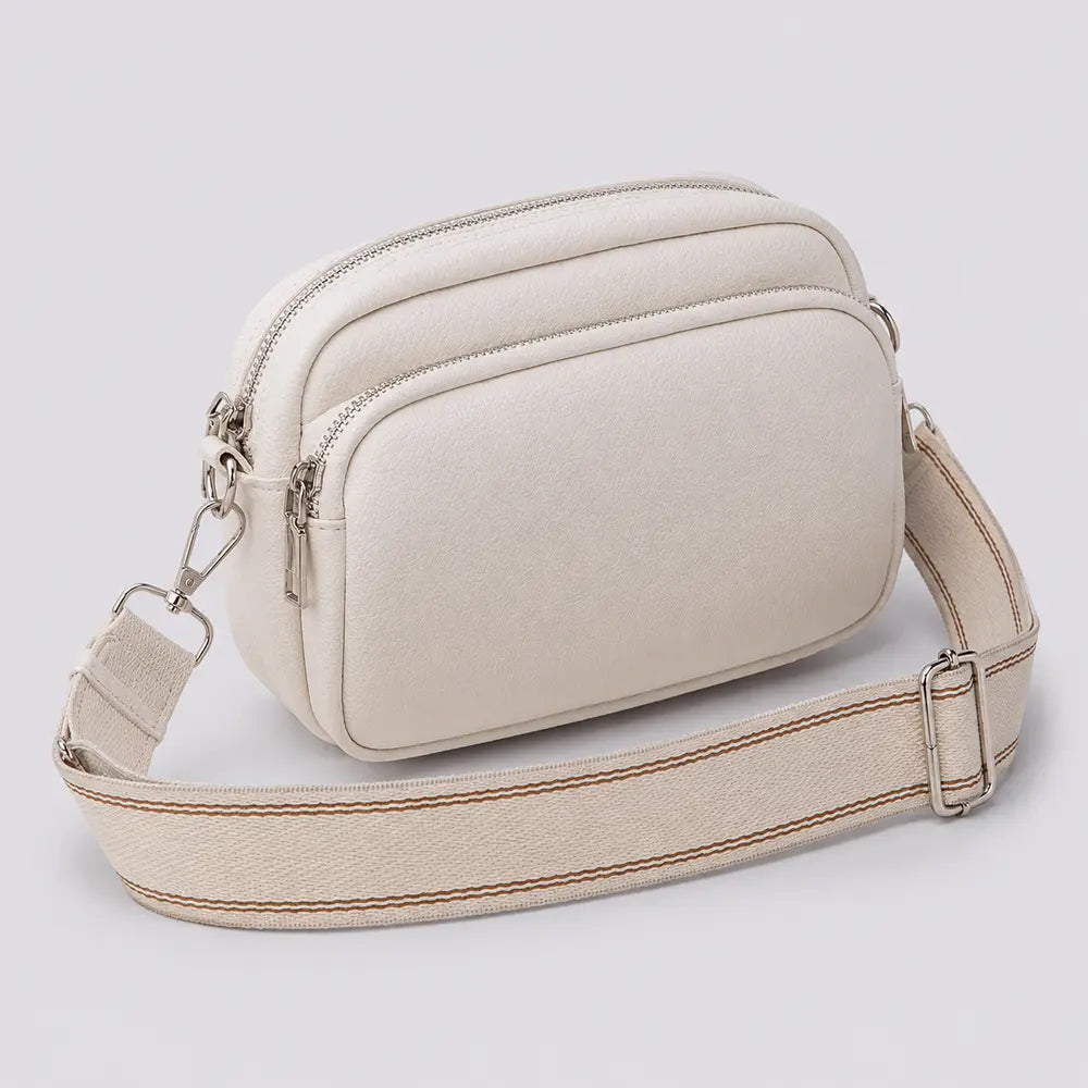 Petit sac à main crème Hermine, vue trois-quarts sur fond studio neutre