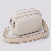 Petit sac à main crème Hermine, vue trois-quarts sur fond studio neutre