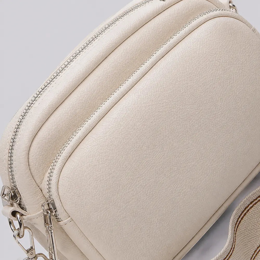 Petit sac à main crème Hermine, zoom sur la matière et les coutures
