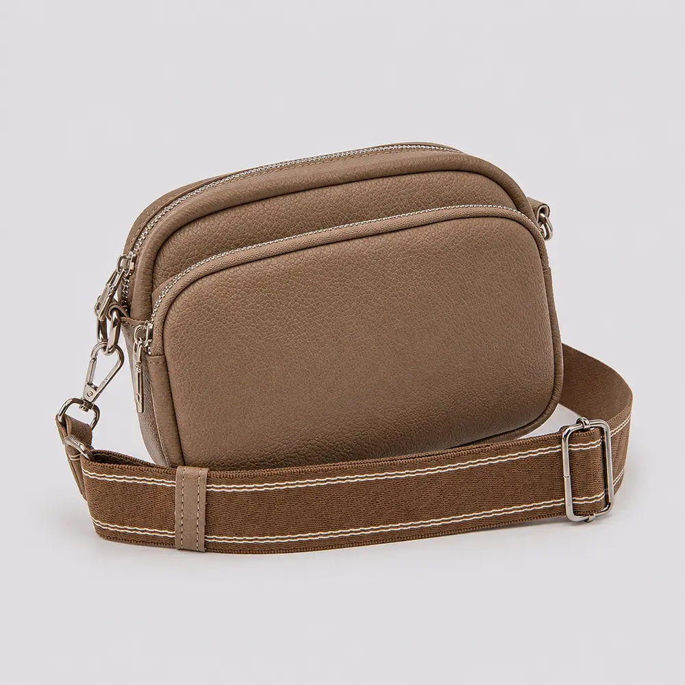 Petit sac à main marron Hermine, vue trois-quarts sur fond studio neutre