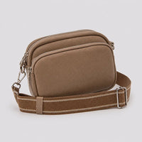 Petit sac à main marron Hermine, vue trois-quarts sur fond studio neutre