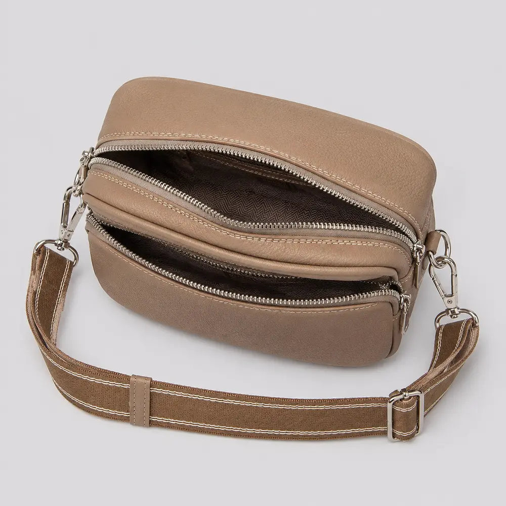 Petit sac à main marron Hermine, vue ouverte ou profil détaillé sur fond studio neutre