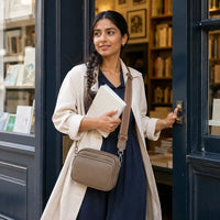Petit sac à main marron Hermine, porté lifestyle dans une rue parisienne