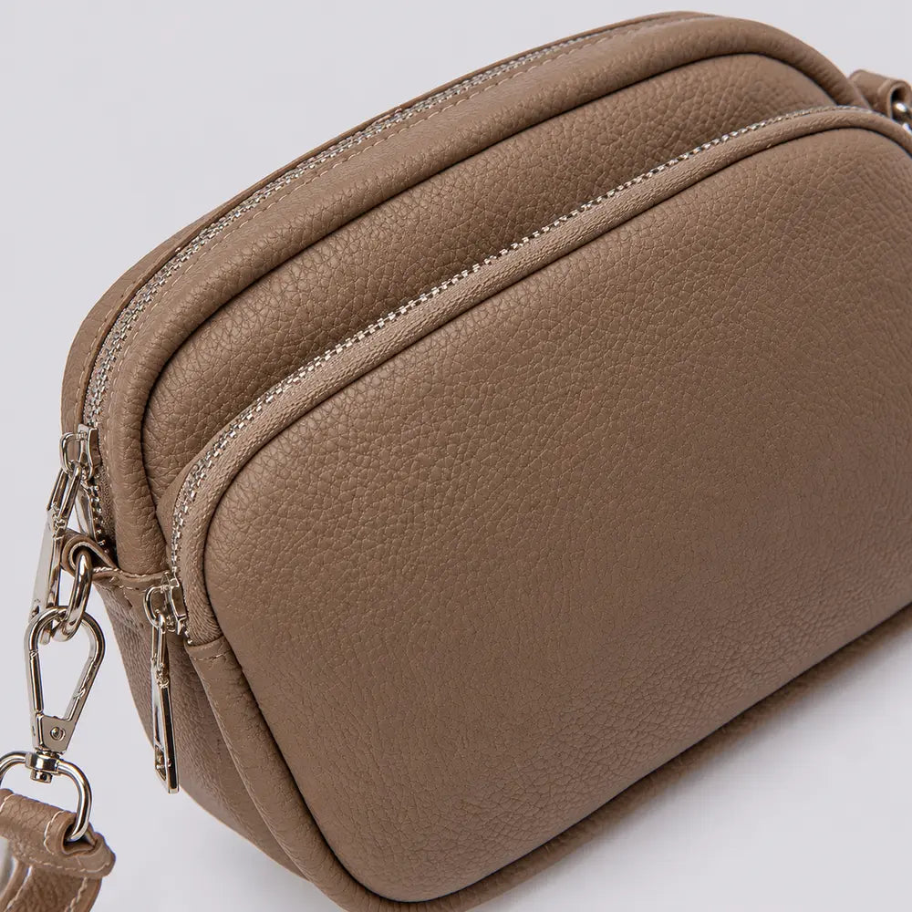 Petit sac à main marron Hermine, zoom sur la matière et les coutures