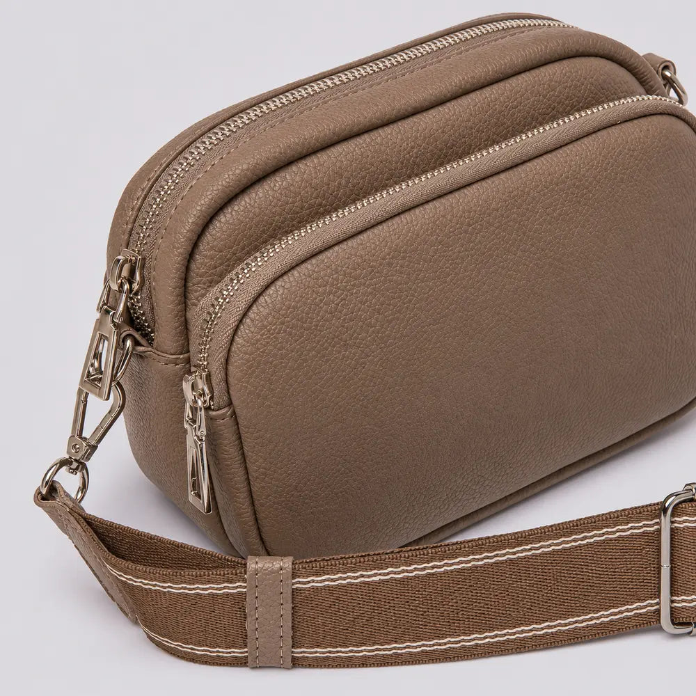 Petit sac à main marron Hermine, zoom sur le détail distinctif et la fermeture