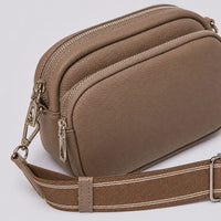 Petit sac à main marron Hermine, zoom sur le détail distinctif et la fermeture