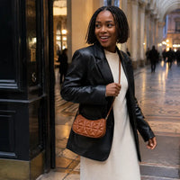 Petit sac à main Marron — Mélusine, porté lifestyle à Paris