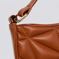 Petit sac à main Marron — Mélusine, gros plan sur l’attache dorée et le matelassage géométrique