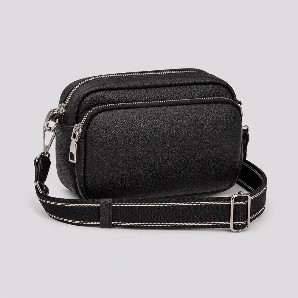 Petit sac à main noir Hermine, vue trois-quarts sur fond studio neutre