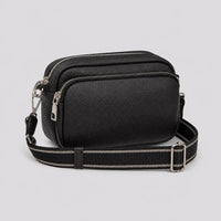 Petit sac à main noir Hermine, vue trois-quarts sur fond studio neutre