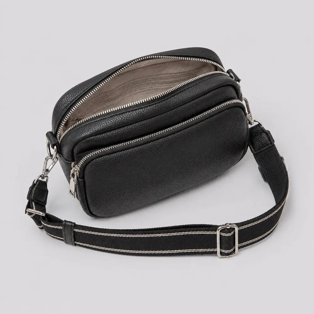 Petit sac à main noir Hermine, vue ouverte sur fond studio neutre