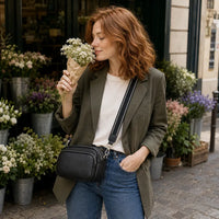 Petit sac à main noir Hermine, porté lifestyle dans une rue parisienne