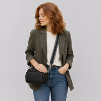Petit sac à main noir Hermine, porté studio cadrage buste
