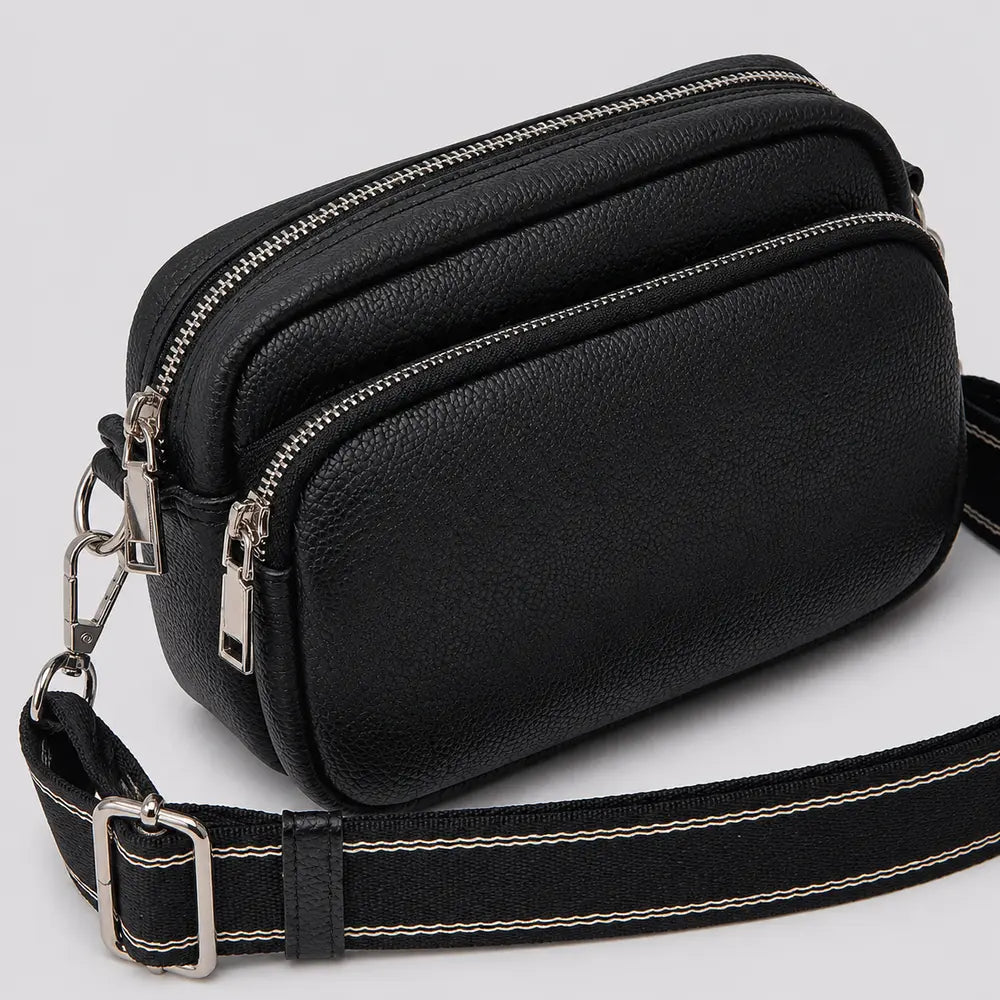 Petit sac à main noir Hermine, zoom sur le détail distinctif et la fermeture
