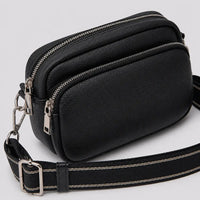 Petit sac à main noir Hermine, zoom sur le détail distinctif et la fermeture