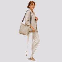 Sac à main Beige — Romane, porté en studio, plein pied