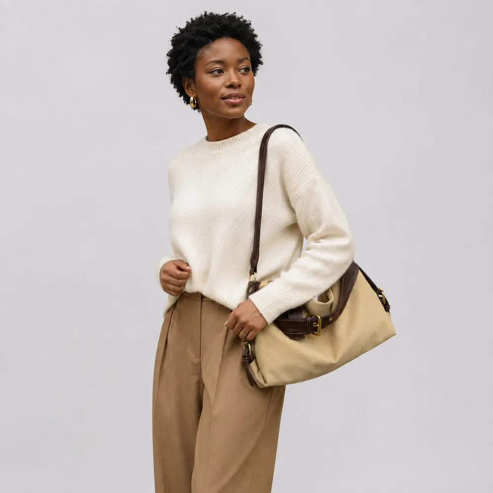 Sac à main beige Bertille, porté studio cadrage buste
