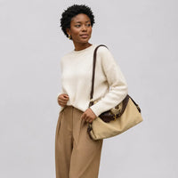 Sac à main beige Bertille, porté studio cadrage buste