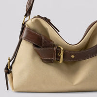 Sac à main beige Bertille, zoom sur le détail distinctif et la fermeture