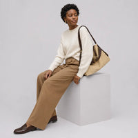 Sac à main beige Bertille, porté studio plein pied