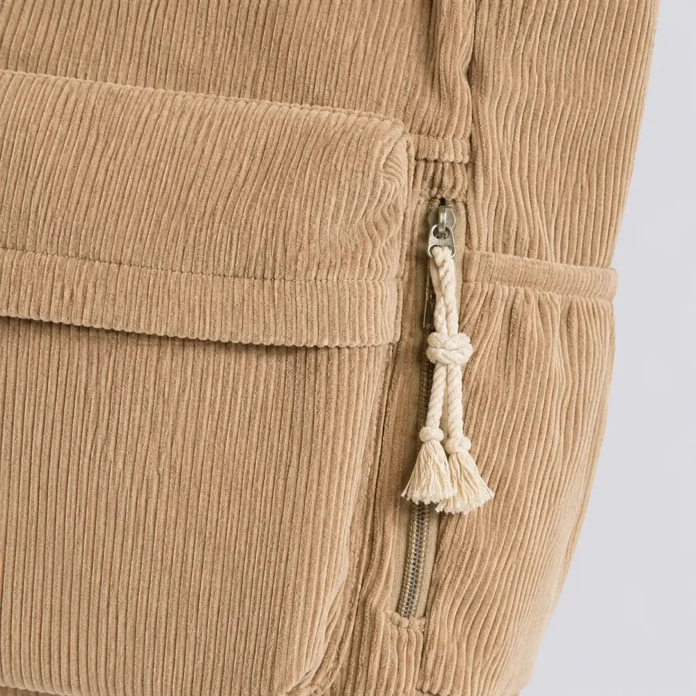 Sac à main Beige — Cléophée, gros plan sur le zip de poche et le pompon corde