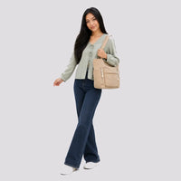 Sac à main Beige — Cléophée, porté studio plein pied
