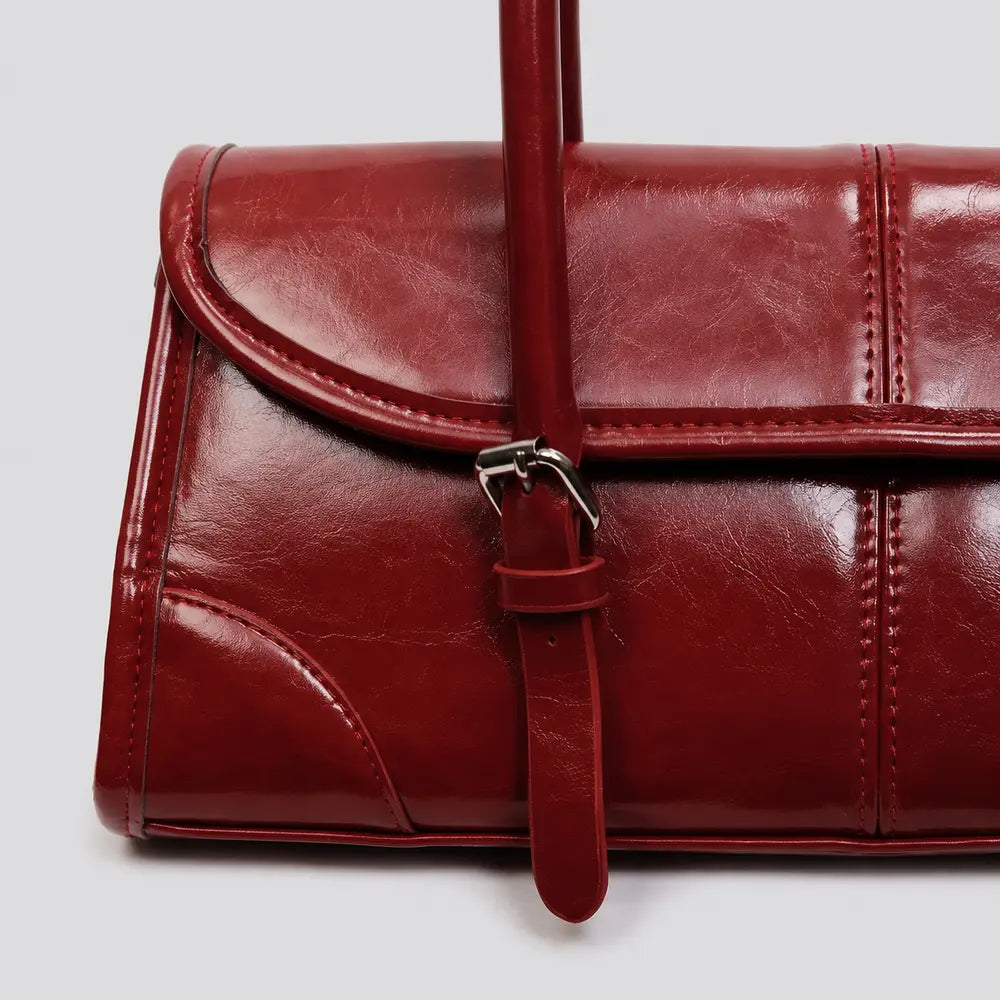 Sac à main bordeaux Nine, zoom sur le détail distinctif et la fermeture